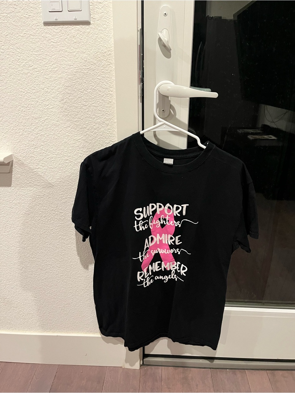 Medium Gildan Black Short-Sleeve Tee with Pink Ribbon and White Script